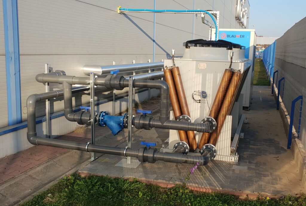 Chłodnia przemysłowa Blauwer z rurociągami instalacji technologicznej