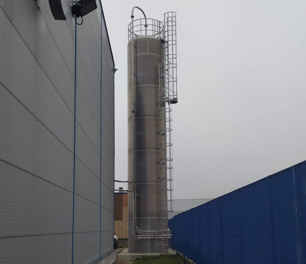 Zewnętrzny silos magazynowy ACHBERG z lejem stożkowym i instalacją transportu materiału