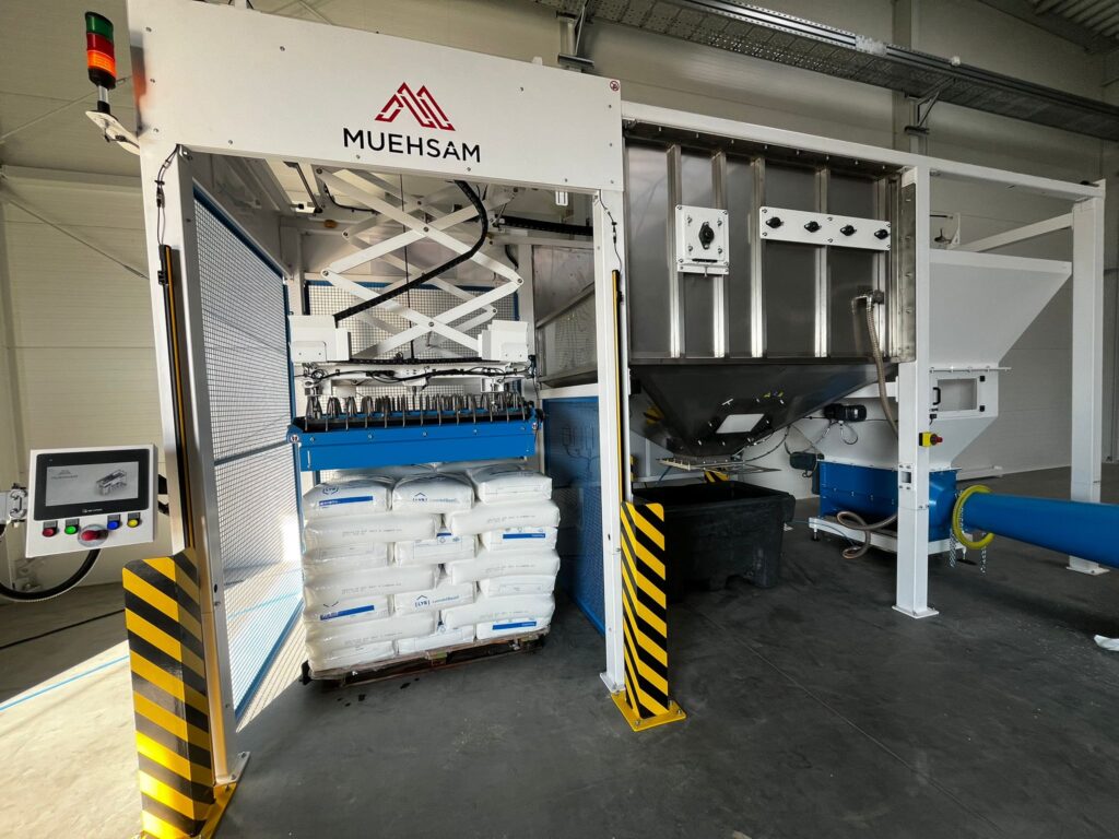 Depaletyzer MUEHSAM z paletą worków podczas automatycznej obsługi