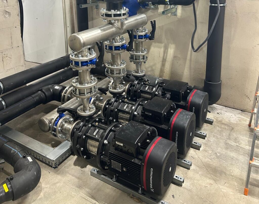 Przemysłowa instalacja pompowa Grundfos z pompami obiegowymi