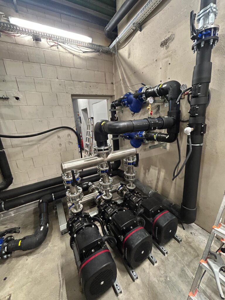 System pompowy Grundfos z instalacją rurową w zakładzie przemysłowym