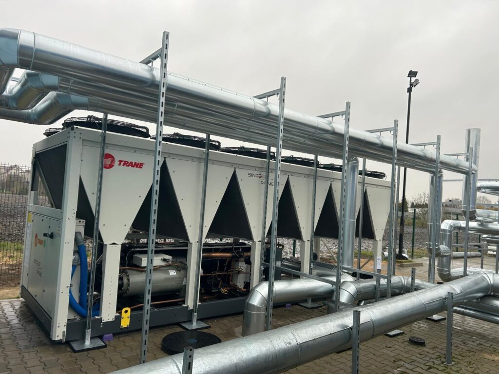 Agregat chłodniczy Trane z instalacją rurową systemu chłodzenia przemysłowego